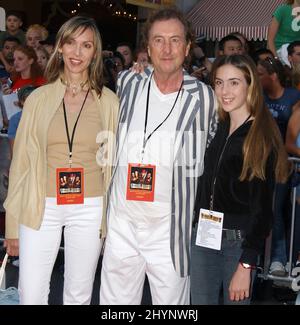 ERIC IDLE WITH WIFE & DAUGHTER ATTEND THE 'PIRATES OF THE CARIBBEAN: THE CURSE OF THE BLACK PEARL' PREMIERE AT DISNEYLAND, USA PICTURE: UK PRESS Stock Photo