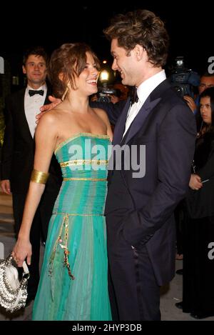 Jude Law & Sienna Miller attend the 'Vanity Fair Oscar Party 2004' at Mortons Restaurant in West Hollywood. PIcture: UK Press Stock Photo