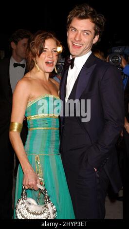 Jude Law & Sienna Miller attend the 'Vanity Fair Oscar Party 2004' at Mortons Restaurant in West Hollywood. PIcture: UK Press Stock Photo