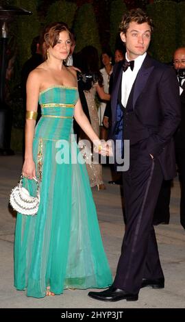 Jude Law & Sienna Miller attend the 'Vanity Fair Oscar Party 2004' at Mortons Restaurant in West Hollywood. PIcture: UK Press Stock Photo