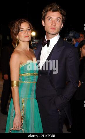 Jude Law & Sienna Miller attend the 'Vanity Fair Oscar Party 2004' at Mortons Restaurant in West Hollywood. PIcture: UK Press Stock Photo