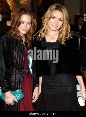 MARY-KATE & ASHLEY OLSEN ATTENDS 'THE LAST SAMURAI' PREMIERE IN WESTWOOD, CALIFORNIA. PICTURE: UK PRESS Stock Photo