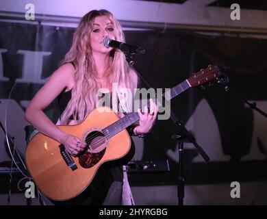 Lindsay Ell onstage at Christmas 4 Kids 'When Pigs Fly' dinner event in Hendersonville Stock Photo