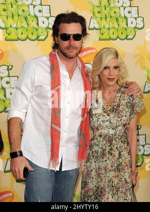 Dean McDermott and Tori Spelling at Nickelodeon's 22nd Annual Kids Choice Awards held at UCLA's Pauley Pavilion, Westwood. Stock Photo