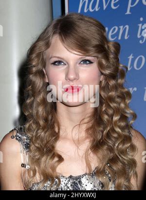 Taylor Swift wax figure Taylor Swift unveils her wax figure at Madame
