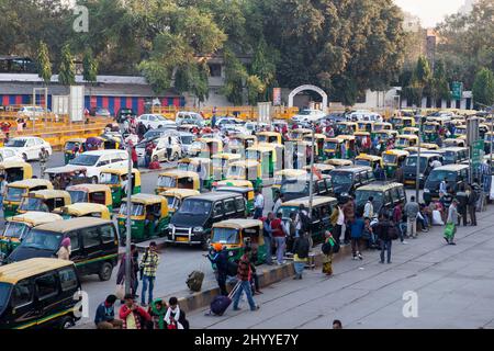 Taxis & auto rickshaws outside New Delhi Railway station, India Stock Photo