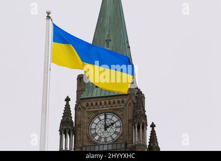 The Ukrainian flag is seen in front of the Peace Tower on Parliament Hill after Ukraine's President Volodymyr Zelenskiy addressed Canada's parliament in Ottawa, Ontario, Canada March 15, 2022.  REUTERS/Patrick Doyle