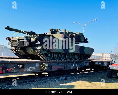 Mannheim, Germany. 14 March, 2022. A U.S. Army M1A2 Abrams main battle tank is loaded onto a German rail car at Coleman worksite March 14, 2022 in Mannheim, Germany. The U.S. military is moving an entire armored brigade from prepositioned stocks to Grafenwoehr Training Area as NATO enhances security following the Russian invasion of Ukraine.  Credit: Maj. Allan Laggui/U.S Army/Alamy Live News Stock Photo