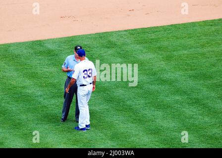 A manager argues an umpire's call at a game in Wrigley Field, Chicago Stock Photo