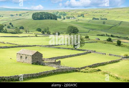 A view of an old stone barn and the rolling landscape of the Yorkshire Dales. Stock Photo
