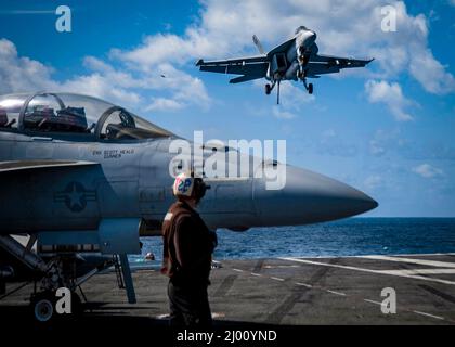 USS George Bush, United States. 12 March, 2022. A U.S. Navy F/A-18 F Super Hornet fighter aircraft, assigned to the Sidewinders of Strike Fighter Squadron 86 lands aboard the Nimitz-class aircraft carrier USS George H.W. Bush, March 12, 2022 in the Atlantic Ocean.  Credit: MC3 Bryan Valek/Planetpix/Alamy Live News Stock Photo