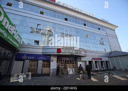 Non Exclusive: KYIV, UKRAINE - MARCH 15, 2022 - Aftermath of shelling by the Russian troops, Kyiv, capital of Ukraine Stock Photo