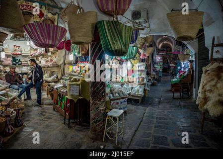 Shops in the medina bazaar of Tunis, Tunisia Stock Photo