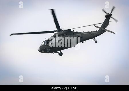 MIHAIL KOGALNICEANU AIR BASE, Romania –A 3rd Battalion, 227th Aviation Regiment, 1st Air Cavalry Brigade UH60 Blackhawk departs the airfield carrying Soldiers of the Royal Netherlands 13th Air Assault Battalion, 11th Air Assault Brigade during Rapid Falcon, MK Air Base, Romania, March 8, 2022.    Rapid Falcon is designed as a joint multinational exercise to increase operability and joint reaction capacity as well as the development of functional relationships between participating structures. (U.S. Army Photo by Capt. Taylor Criswell) Stock Photo