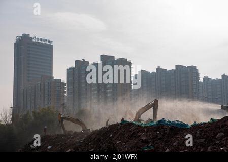 HAIAN, CHINA - MARCH 10, 2022 - Workers operate construction machinery to demolish old buildings in Haian city, East China's Jiangsu province, March 1 Stock Photo