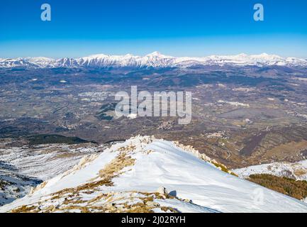 Monte Ocre e Cagno (Campo Felice, Italy) - The suggestive mountain peak in Abruzzo region, Ocre and Cagno summit range, during the winter with snow Stock Photo