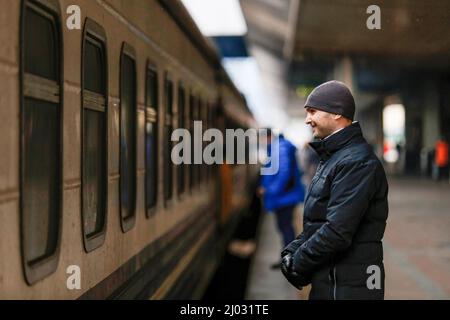 A man is seen standing outside a train as he communicates with loved ones inside the train at the Kyiv railway station. The European Union has put in place a temporary protection mechanism for Ukrainian refugees who were forced to leave Ukraine due to the Russian invasion. Refugees were allowed to legally live and work in EU countries for up to three years. (Photo by Mohammad Javad Abjoushak / SOPA Images/Sipa USA) Stock Photo
