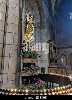 Madonna im Kircheninnenraum, Freiburger Münster, Münster Unserer Lieben Frau, römisch-katholische Stadtpfarrkirche von Freiburg im Breisgau, Baden-Wür Stock Photo