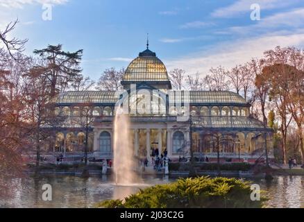 Palacio de Cristal en el Parque del Retiro - Madrid, Spain Stock Photo