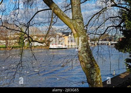 The riverside at Windsor on a sunny winters evening, Berkshire England ...