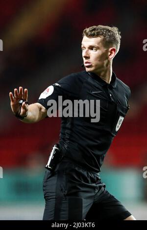 LONDON, UK. MAR 15TH Referee Will Finnie during the Sky Bet League 1 match between Charlton Athletic and Gillingham at The Valley, London on Tuesday 15th March 2022. (Credit: Tom West | MI News) Credit: MI News & Sport /Alamy Live News Stock Photo