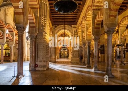 Maurische Säulen und Bögen im Innenraum der Mezquita - Catedral de Córdoba in Cordoba, Andalusien, Spanien  |  Moorish arches and columns of the Mezqu Stock Photo