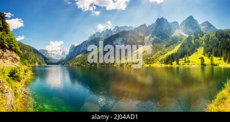 Fantastic azure alpine lake Vorderer Gosausee. Unusual and picturesque scene. Salzkammergut is a famous resort area located in the Gosau Valley in Upp Stock Photo