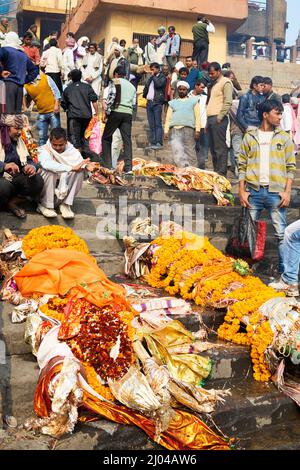 India. Varanasi Benares Uttar Pradesh. The sacred rite of hindu cremations by the river Ganges Stock Photo