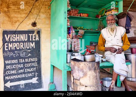 India. Varanasi Benares Uttar Pradesh. a man selling hot tea Stock Photo