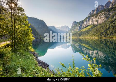 Fantastic azure alpine lake Vorderer Gosausee. Unusual and picturesque scene. Salzkammergut is a famous resort area located in the Gosau Valley in Upp Stock Photo