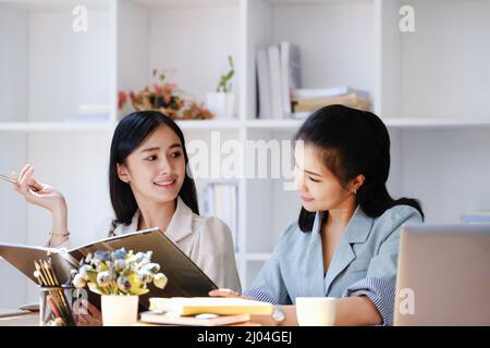 Consultation concept, contract signing, insurance, female employee holding a pen is offering contract documents to customers to sign important Stock Photo