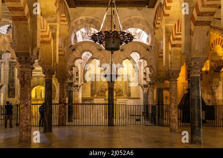 Maurische Säulen und Bögen im Innenraum der Mezquita - Catedral de Córdoba in Cordoba, Andalusien, Spanien  |  Moorish arches and columns of the Mezqu Stock Photo