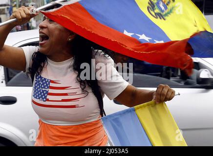 Valencia, Carabobo, Venezuela. 16th Mar, 2022. March 16, 2022. A woman carrying the flags of Venezuela, Ukraine and Israel, shouts slogans for world peace and calls on passersby to condemn Russia's invasion and express solidarity with Ukraine. In Valencia city, Carabobo state. Photo: Juan Carlos Hernandez (Credit Image: © Juan Carlos Hernandez/ZUMA Press Wire) Stock Photo