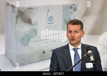 14 March 2022, Saxony, Oederan: Sébastien Schaal, Managing Director of Lemoine Germany GmbH, manufacturer of comsetic articles, speaks at the commissioning of a new manufacturing plant for the production of cotton swabs. The company, which has 100 employees, is relying more on paper instead of plastic for packaging. To this end, a new packaging line was commissioned on the same day. The cotton swabs are now packaged in paper bags instead of plastic bags before being sold in drugstores and supermarkets. The new packaging is made from 100 percent recycled paper and is manufactured entirely in Sa Stock Photo