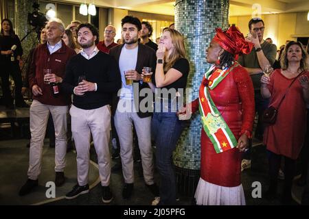 AMSTERDAM - Partijleden van PvdA volgen de uitslagen van de gemeenteraadsverkiezingen in de Kompaszaal. ANP RAMON VAN FLYMEN Stock Photo