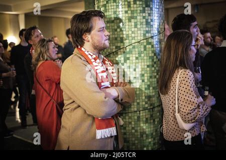 AMSTERDAM - Partijleden van PvdA volgen de uitslagen van de gemeenteraadsverkiezingen in de Kompaszaal. ANP RAMON VAN FLYMEN Stock Photo