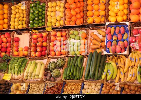 Fruit and vegetable presentation for sale in the Kleinmarkthalle in Frankfurt, Hesse, Germany Stock Photo