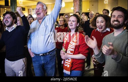 AMSTERDAM - Partijleden van PvdA volgen de uitslagen van de gemeenteraadsverkiezingen in de Kompaszaal. ANP RAMON VAN FLYMEN Stock Photo