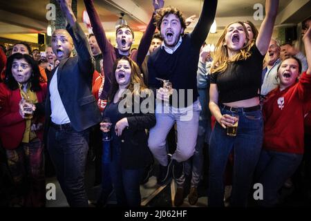 AMSTERDAM - Partijleden van PvdA volgen de uitslagen van de gemeenteraadsverkiezingen in de Kompaszaal. ANP RAMON VAN FLYMEN Stock Photo