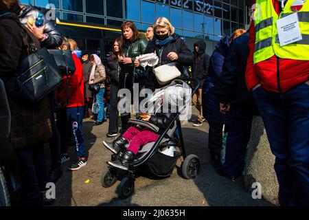 Warsaw, Poland. 16th Mar, 2022. Refugees in a line for food. Ukrainian citizens flee to Poland to escape violence from the Russian invasion. A stop for many is the Warsaw central station. Credit: SOPA Images Limited/Alamy Live News Stock Photo
