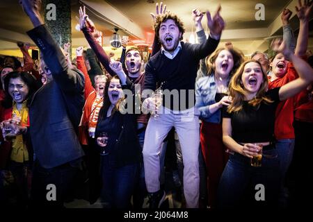 AMSTERDAM - Partijleden van PvdA volgen de uitslagen van de gemeenteraadsverkiezingen in de Kompaszaal. ANP RAMON VAN FLYMEN Stock Photo