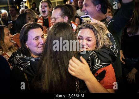 AMSTERDAM - Partijleden van PvdA volgen de uitslagen van de gemeenteraadsverkiezingen in de Kompaszaal. ANP RAMON VAN FLYMEN Stock Photo