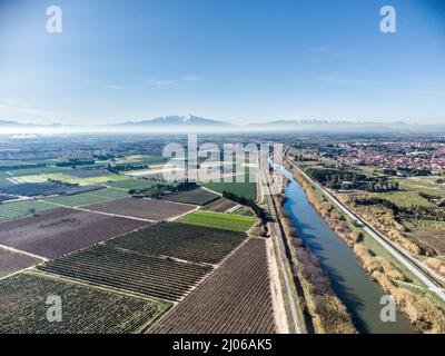 Panorama aérien de la voie verte de l'agly et du Canigou Stock Photo