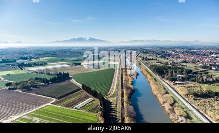 Panorama aérien de la voie verte de l'agly et du Canigou Stock Photo