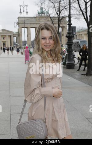 Lea Pietsch (Looskanal) bei der Anja Gockel Fashion Show 'Weltgewand(t)' auf der Fashion Week Berlin Autumn/Winter 2022 im Hotel Adlon Kempinski. Berl Stock Photo