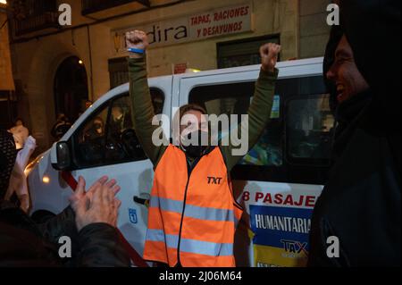 Madrid, Spain. 17th Mar, 2022. Taxi drivers celebrating their arrival to Madrid with refugees. A convoy of taxis traveled from Madrid to the Polish-Ukrainian border carrying humanitarian aid and bringing back Ukrainian families fleeing Russia's invasion of Ukraine, in total 133 refugees, of which 60 are children. The convoy arrived to the foundation 'Mensajeros de la Paz', which will provide them accommodation. Credit: Marcos del Mazo/Alamy Live News Stock Photo