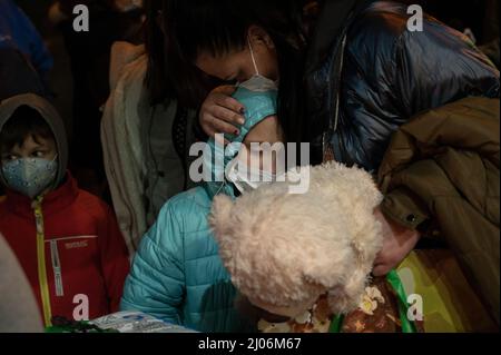 Madrid, Spain. 17th Mar, 2022. Ukrainian refugees mother and daughter hug as they arrive to Madrid. A convoy of taxis traveled from Madrid to the Polish-Ukrainian border carrying humanitarian aid and bringing back Ukrainian families fleeing Russia's invasion of Ukraine, in total 133 refugees, of which 60 are children. The convoy arrived to the foundation 'Mensajeros de la Paz', which will provide them accommodation. Credit: Marcos del Mazo/Alamy Live News Stock Photo