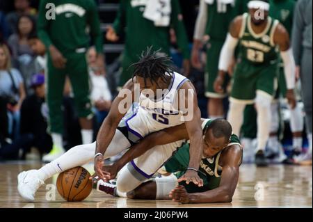 Sacramento, CA, USA. 16th Mar, 2022. Sacramento Kings guard Davion Mitchell (15) and Milwaukee Bucks forward Khris Middleton (22) wrestle for the ball during a game at the Golden 1 Center in Sacramento, Wednesday, March 16, 2022. (Credit Image: © Paul Kitagaki Jr./ZUMA Press Wire) Stock Photo