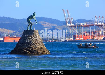 The statue of Tangaroa at the entrance to Tangaroa harbour Stock Photo ...