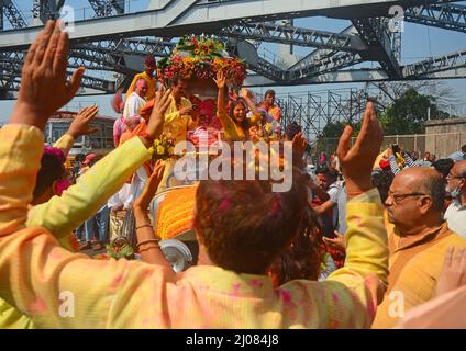 Kolkata, West Bengal, India. 16th Mar, 2022. People celebrating Holi festival with colored powder. They ride Rolls Royce cars during the celebration. (Credit Image: © Rahul Sadhukhan/Pacific Press via ZUMA Press Wire) Stock Photo